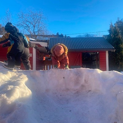 Vi har husker og sandkasse, sykler og pippihus på gårdsplassen, men det morsomme er å utfordre seg selv og fantasien med snø og andre løsmaterialer vi tilfører miljøet.