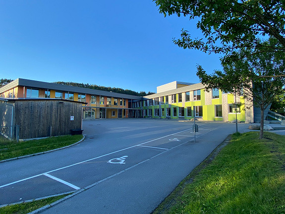 Hatlane skole er ca 900 meter unna.