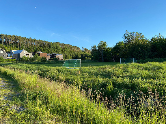 Fotballbane i umiddelbar nærhet.