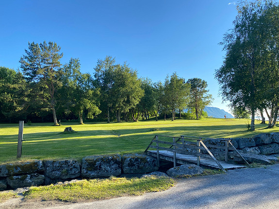 Prinsen friområde med idyllisk bekk med gangsti inntil boligområdet.