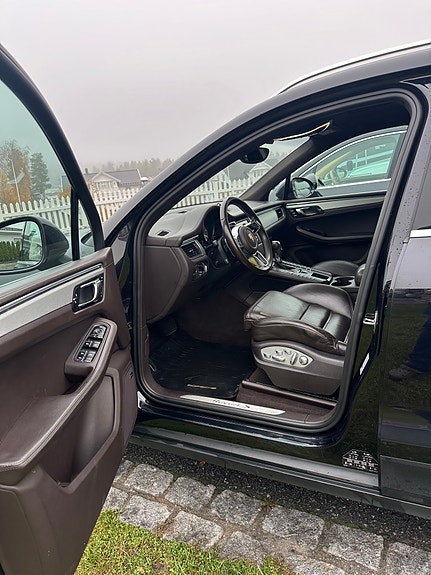 Porsche Macan 7 of 30