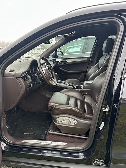 Porsche Macan 8 of 30