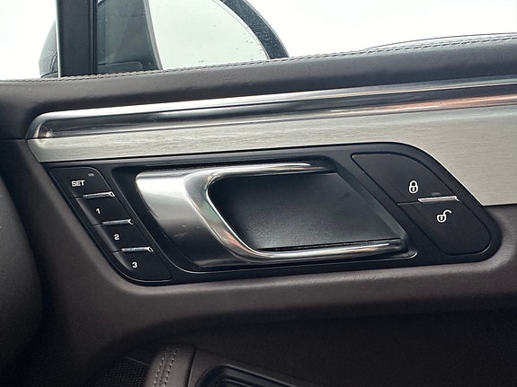 Porsche Macan 16 of 30
