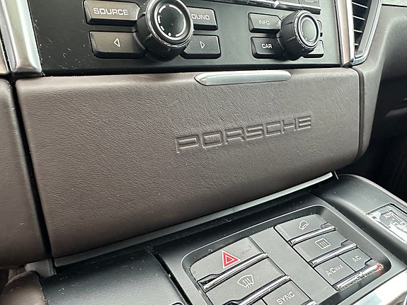 Porsche Macan 12 of 30