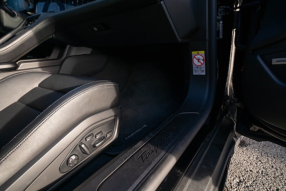 Porsche Taycan 13 of 24