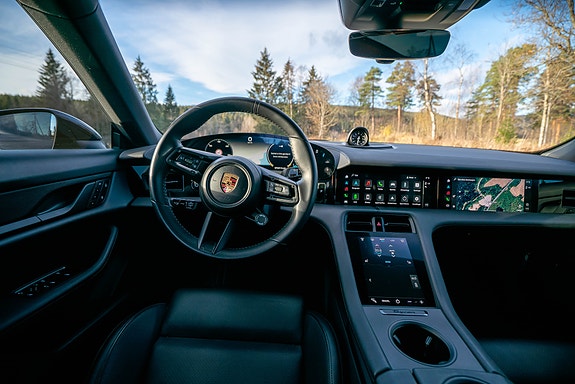 Porsche Taycan 16 of 24