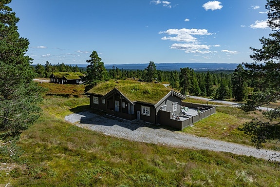 Velkommen til Budor og Furadalsveien 16. Dette er ei hytte for den kresne med sin gode beliggenhet, nydelige utsikt og ikke minst de utsøkte detaljene i hytta som gir en fantastisk atmosfære.