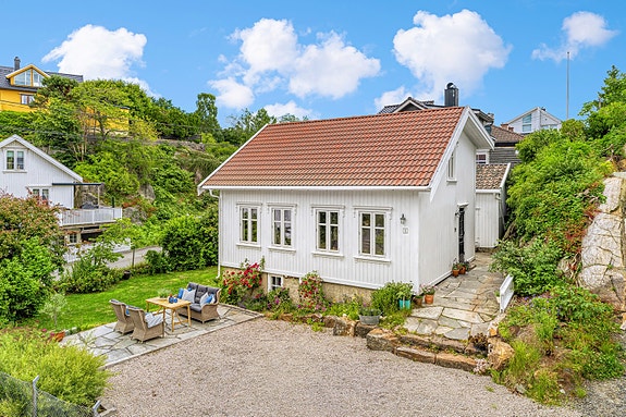 Velkommen til en innholdsrik og svært hyggelig byvilla over to plan pluss kjeller.