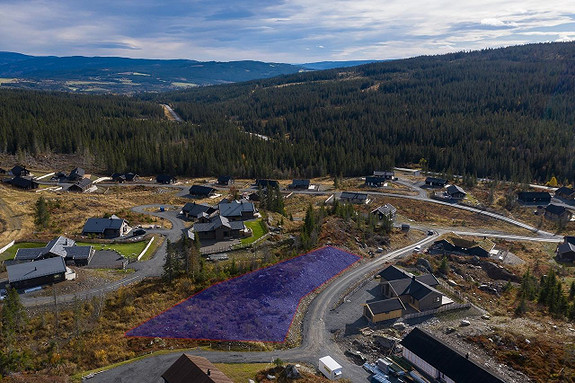 Tomta ligger helt inntil skiløype og turstier