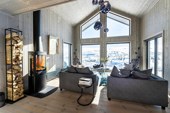 Lys og luftig stue med utsikt i tre retninger. Foto fra en tilsvarende modell
