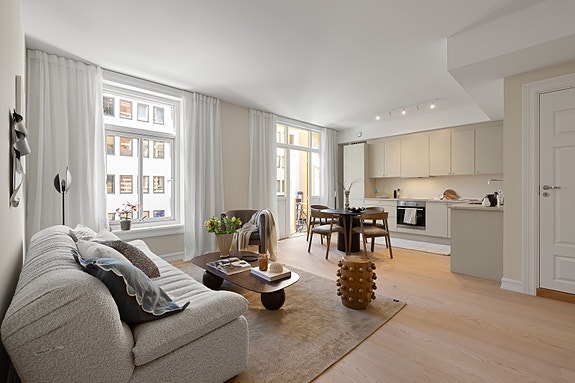 Velkommen til Sven Bruns gate 9 - Vi har gleden av å presentere en moderne og gjennomgående 3-roms leilighet som ble totaloppusset i 2024.