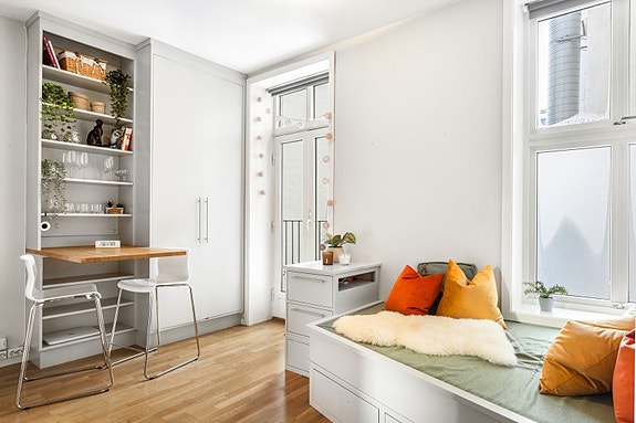 Velkommen til Keysers gate 4 - En arealeffektiv 1-roms med flere gode kvaliteter som fransk balkong med 2-fløyet dør, smarte plassbygde løsninger gjort av møbelsnekker, kjøkken m/ integrerte hvitevarer og pent flislagt bad.