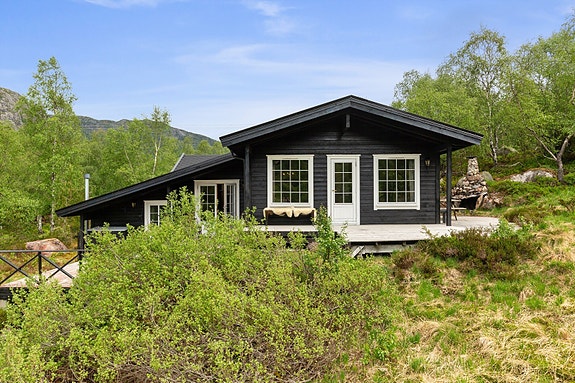 Velkommen til Kjeknuden 38 - Hytten ligger i et flott naturområde omkranset av flotte fjell, fiskevann og nydelig natur så langt øye kan se.