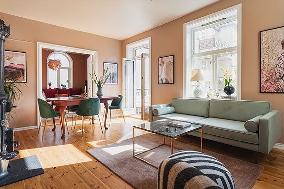 Velkommen til en fin og særegen 3-roms selveierleilighet med svært ettertraktet beliggenhet på St. Hanshaugen. Leiligheten har en gjennomført stil og god plassutnyttelse.