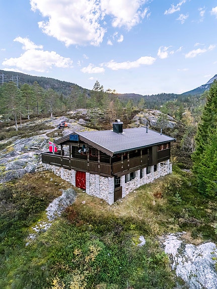 Velkommen til Gavlesjåvegen 720! Hytta ligger i ett stille og rolig område på veg opp mot Gavlesjå.