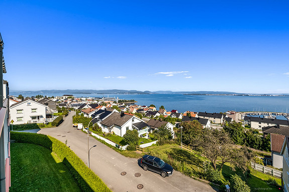 Flott utsikt over byen og fjorden