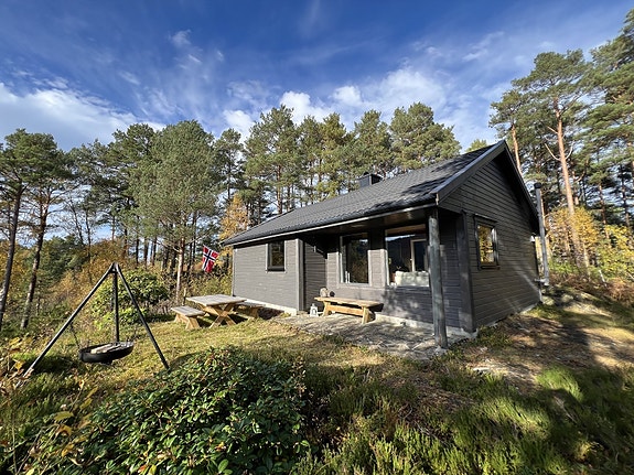 Velkommen til Bruvikdalsvegen 855! En koselig hytte med en flott beliggenhet på et høydedrag med enkel adkomst.