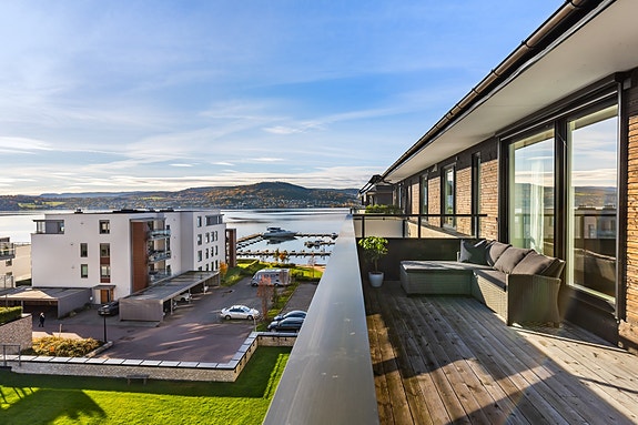 Privatmegleren ved Kristian Haltvik har gleden av å presentere denne moderne toppleilgieten fra 2016 med en stor, solrik balkong og fjordutsikt.