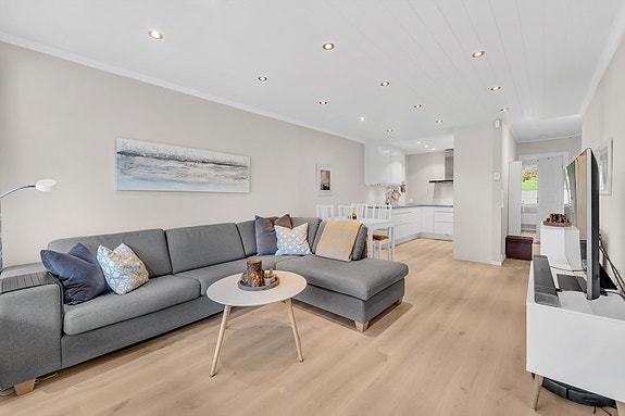 Velkommen til Blomstervegen 37B! Lys og innbydende 4-roms leilighet med stor balkong og flott utsikt.