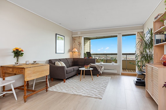 Lys pen leilighet med utgang til innglasset veranda.