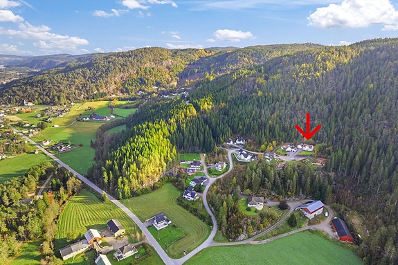 Boligen ligger sentralt til, en liten kjøretur fra Konsmo sentrum