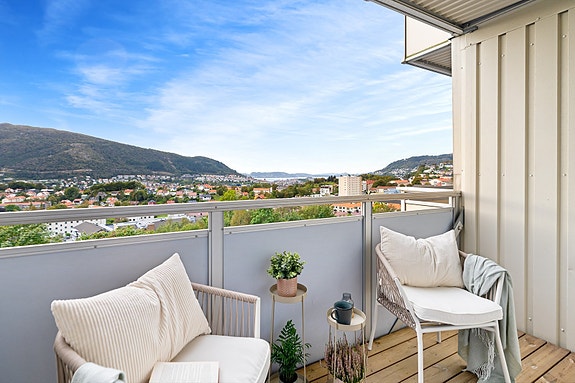 W Eiendomsmegling ved Victoria Giske og Vaarin Sanden har fått æren av å presentere denne utsiktsleiligheten i Strimmelen 4!