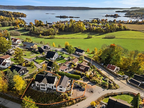 Eiendommen består av to seksjoner, en hoveddel og en sekundærenhet. Enheten som er til salgs er hoveddelen. Hele gårdsplassen og garasjen tilhører hoveddelen som er til salgs. (Markeringen i bildet er kun omtrentlig, se kartgrunnlag for nøyaktige grenser)