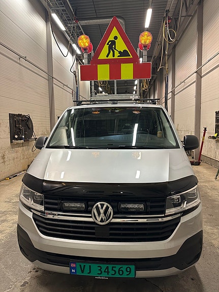 Buffalo Road Safety Takskilt for montering på takstativ eller rails, Passer Lastebiler, maskiner og biler. Styres av 12 eller 24 volt strømforsyning. Elektrisk hev/senk