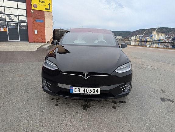 Tesla Model X 3 of 5