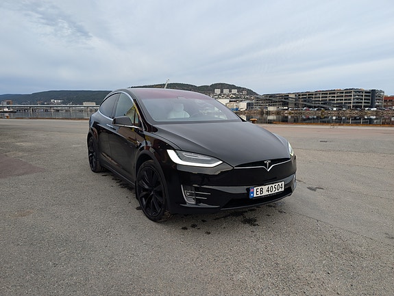 Tesla Model X 4 of 5