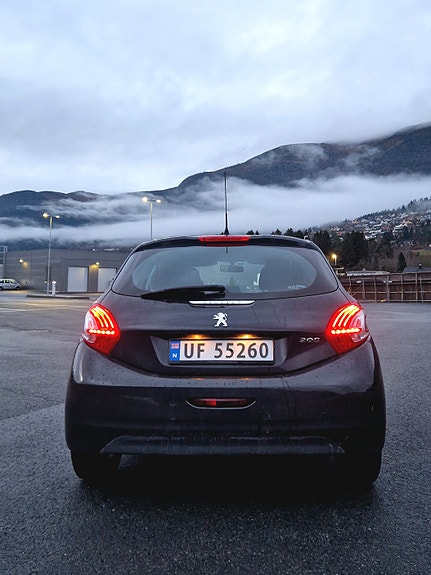 Peugeot 208 2 of 10