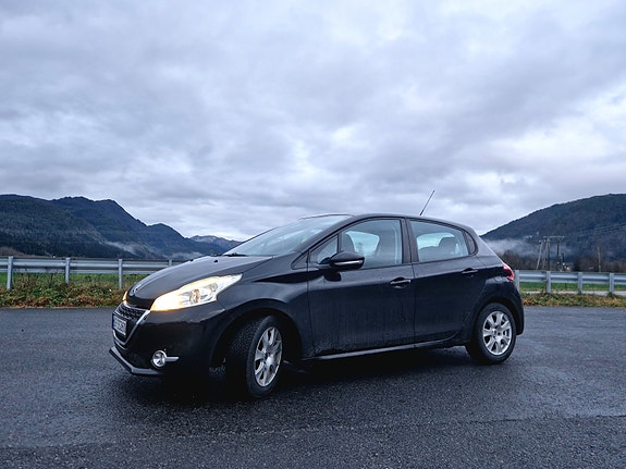 Peugeot 208 3 of 10