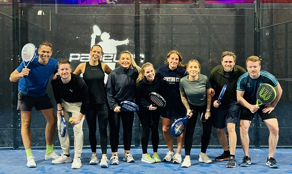 Her ser du gjengen i Trondheim på padel - en av mange sosiale aktiviteter de gjør sammen.