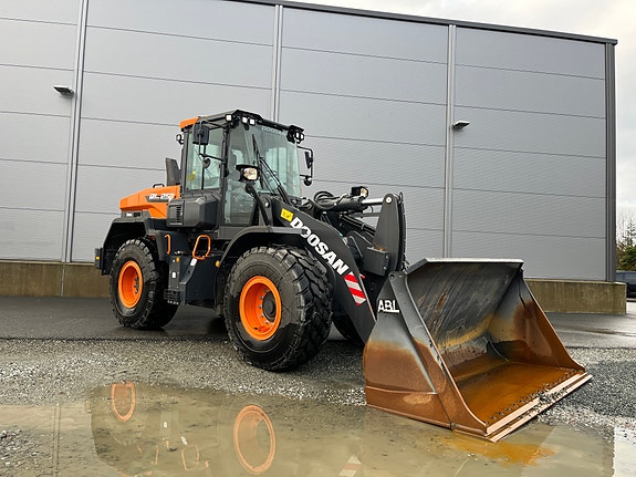 Doosan DL250-7 2 of 5