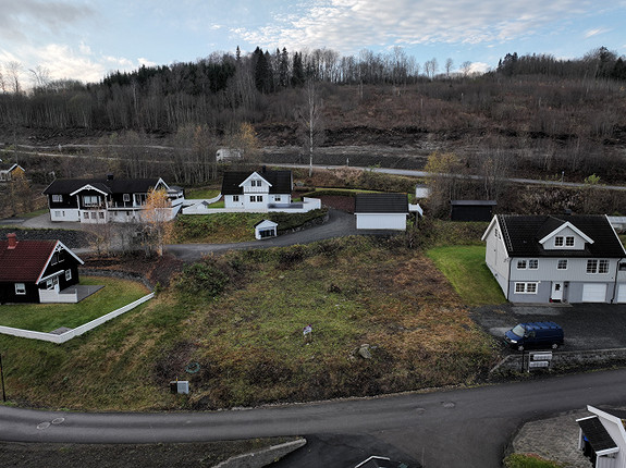 Dronebilde av tomten - sjelden mulighet til å bygge hus på et ferdig opparbeidet felt