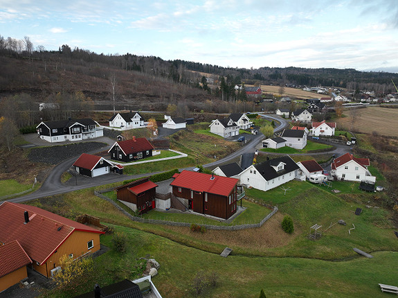 Dronebilde av tomten som ligger i et veldig hyggelig nytt boligfelt