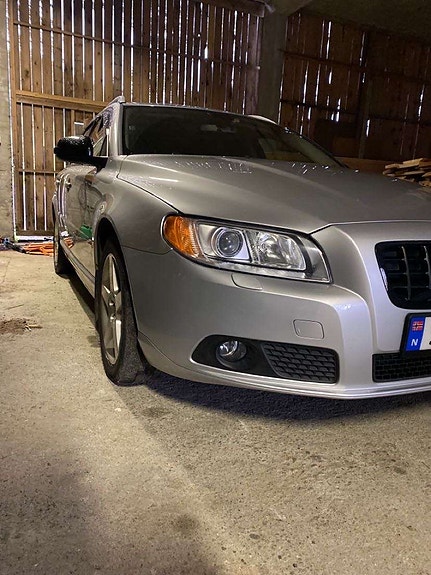 Volvo V70 2 of 5