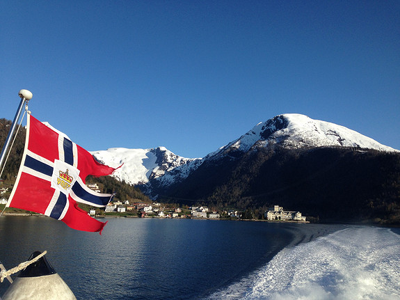 Utsikt mot Balestrand fra ekspressbåten