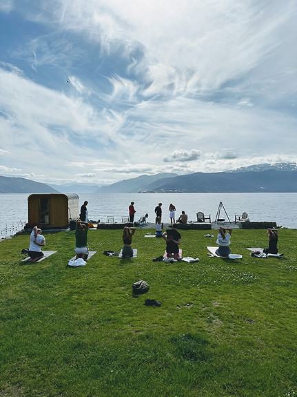 Uteyoga på Balestrand Hotell