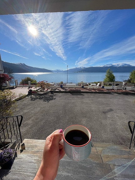 Stopp innom Balestrand hotell for morgonkaffi før jobb