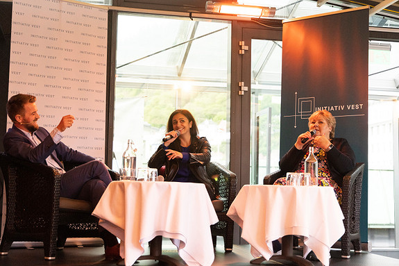 Sommerfest med samtale med Hadia Tajik og Erna Solberg.