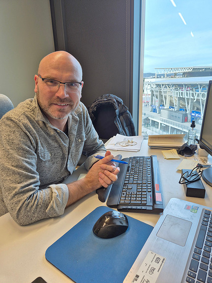 Kenneth holder styr på oppdragsavtaler og systemer