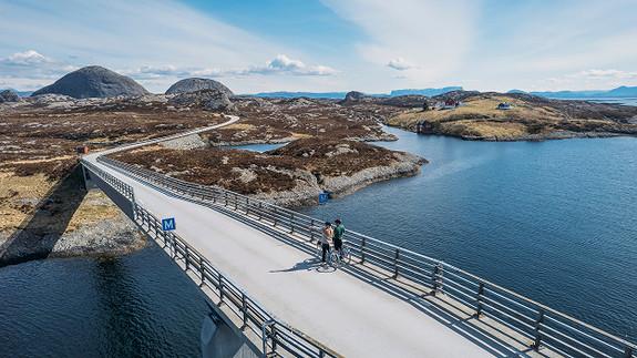 Populær aktivitet; sykkeltur mellom Værlandet og Bulandet. Foto: Lillian Herland/VHH