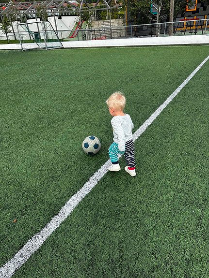 Fotballbanen et steinkast unna