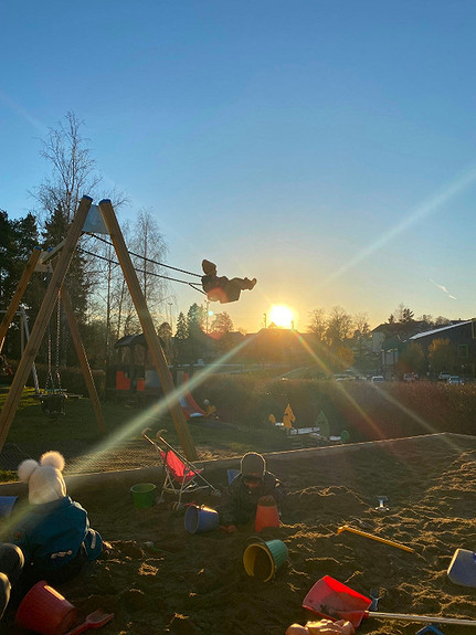 Husking i solnedgang, fra uteområdet