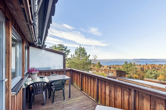 Velkommen til Hallagerbakken 76 B, presentert av OBOS eiendomsmeglere v/ Nicholai Nyborg Kristiansen.