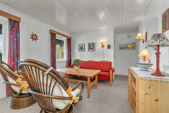 Fra kjellerstue er det også utgangsdør til hagen på nedsiden av boligen