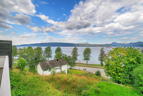 Fra veranda er det god utsikt over Ofotfjorden og mot Vegglandet