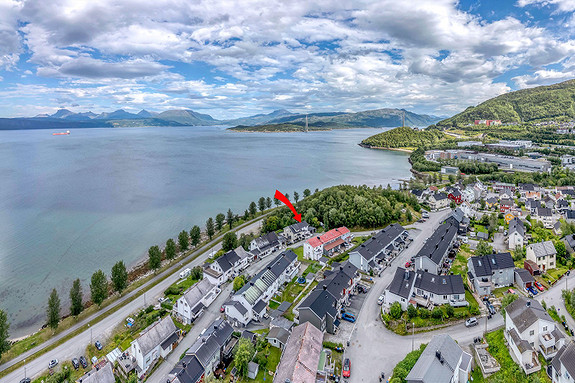Boligen ligger i en ende i gaten mot grøntarealer ved Groms Plass