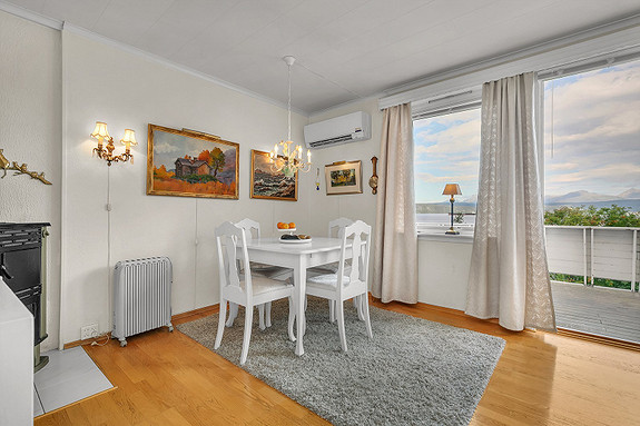 Fra stue er det utgang til veranda